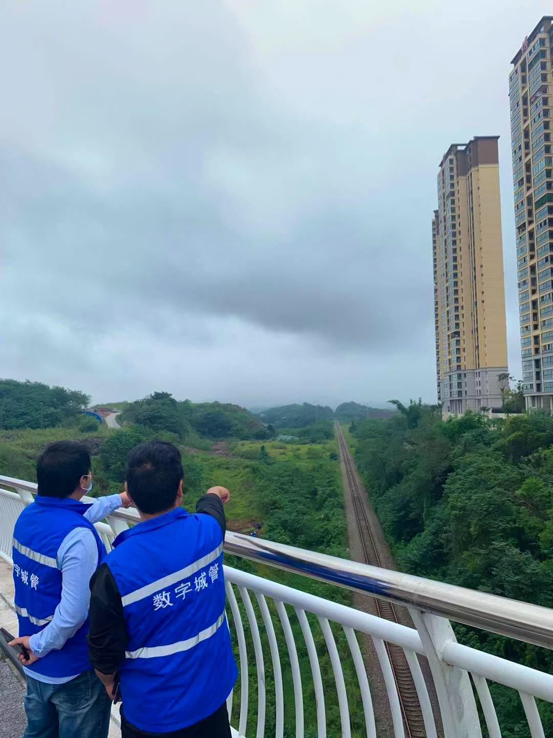 震后鐵路沿線(xiàn)安全巡查，保障鐵路穩定運行